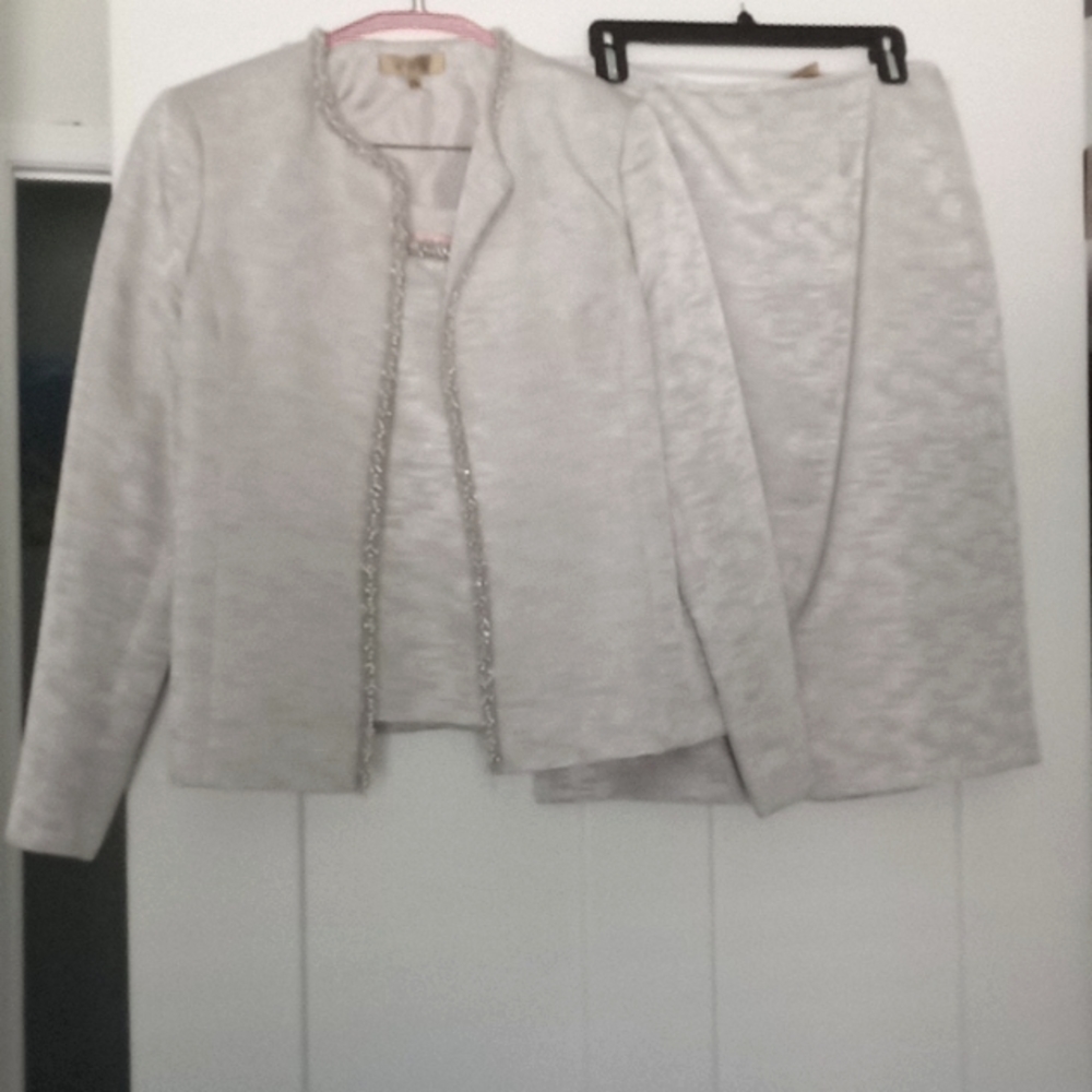 Women's kasper silver 3 PC suit /size 10 good condition